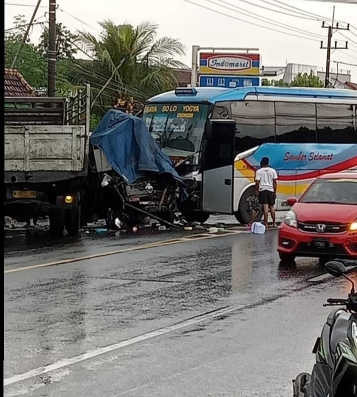 Telah Terjadi Kecelakaan Beruntun di Mojoagung Jombang, Sopir Pickup Terjepit.