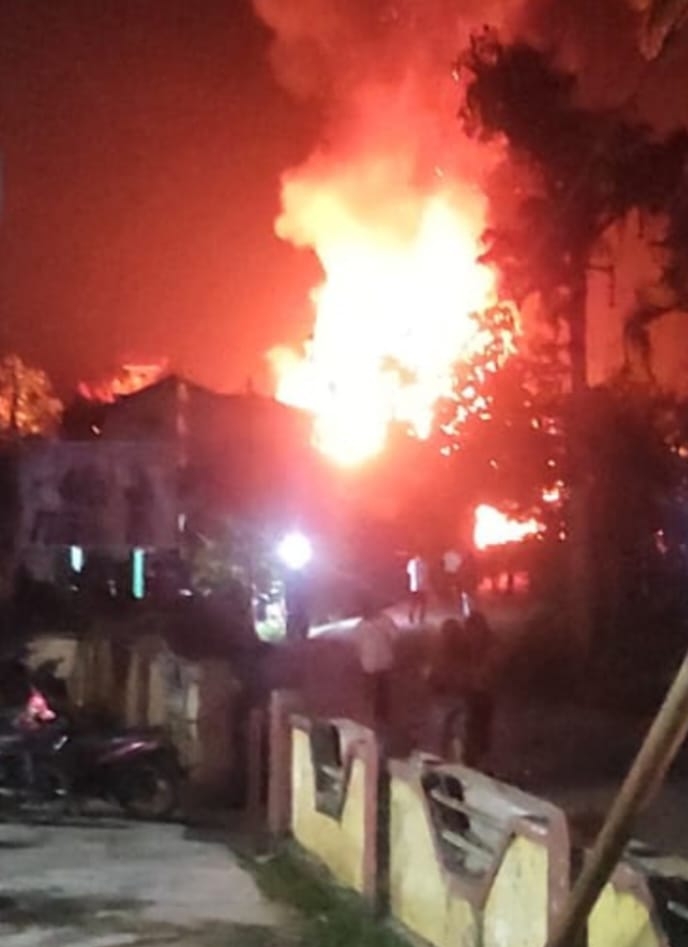 Terjadi Kebakaran, di Desa Sidumulyo Kabupaten Melawi, Menghanguskan Satu Rumah, Toko dan Ruko Semi Permanen.