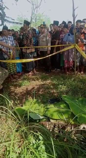 Seorang Mayat Perempuan Muda Diduga Dibakar, Ditemukan Tergeletak di Pinggir Sawah Desa Tragah Bangkalan.