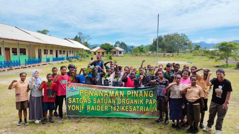 Satgas Yonif Raider 142/KJ Bagikan Dan Tanam Pinang Bathara Di SMP Yakpesmi