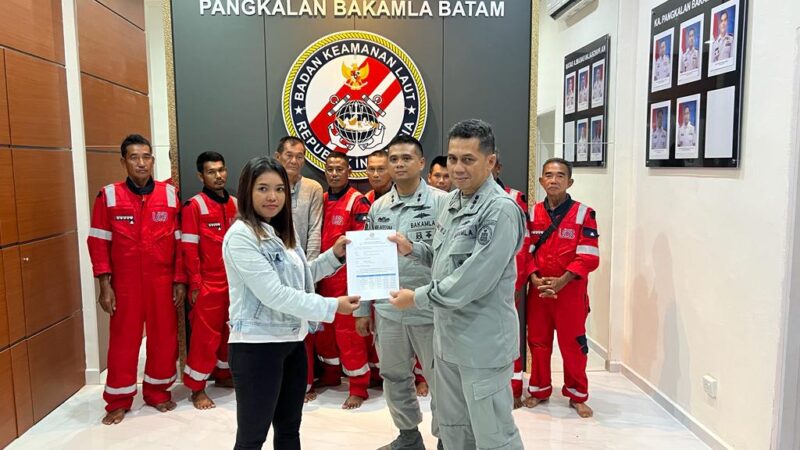 Bakamla RI Serahkan ABK Korban Kapal Tenggelam Kepada Keluarga