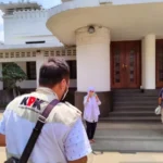 Penyidik KPK Melakukan Penggeledahan di Balai Kota Bandung Jawa barat