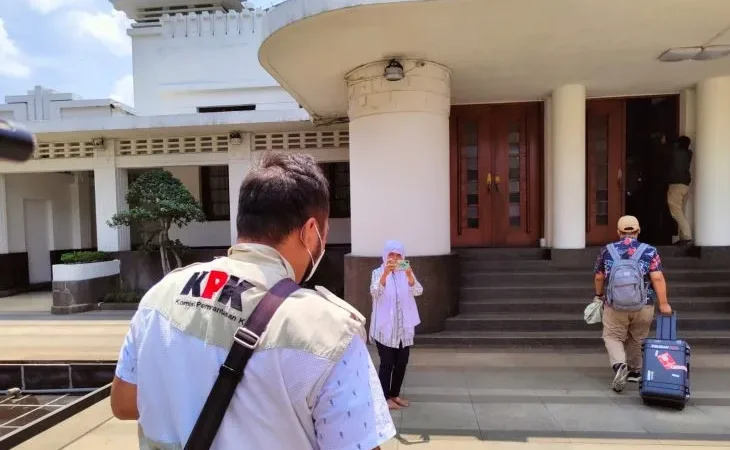 Penyidik KPK Melakukan Penggeledahan di Balai Kota Bandung Jawa barat