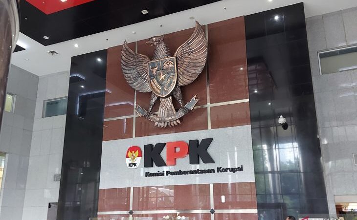 KPK Geledah Kantor Kemensos, Cari Bukti Dugaan Korupsi Bansos Beras.