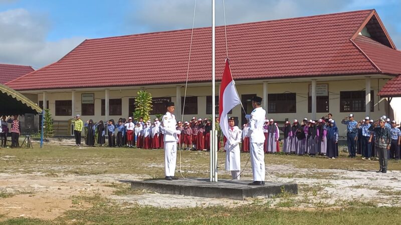 Upacara Peringatan Hari Pendidikan Nasional Dihadiri Babinsa Koramil 1015-11/Hanau