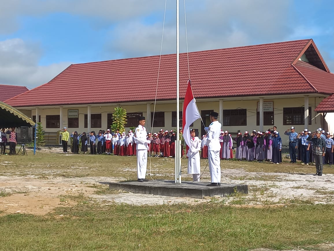 Upacara Peringatan Hari Pendidikan Nasional Dihadiri Babinsa Koramil 1015-11/Hanau