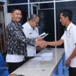 PLT Kadis Kominfo Lampung Utara Drs. Ahmad Alamsyah, M.M., Menyerahkan Secara Simpolis SPT Untuk Para Staf Pelaksana Di Masing-Masing Bidang.