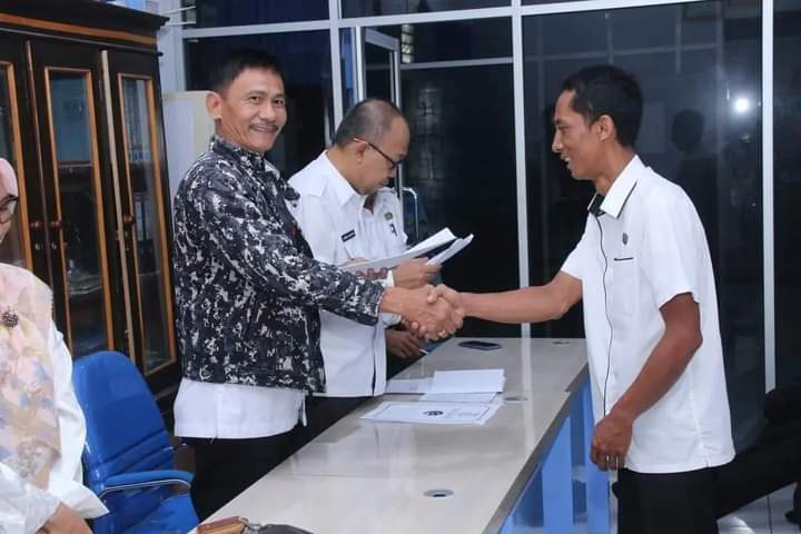 PLT Kadis Kominfo Lampung Utara Drs. Ahmad Alamsyah, M.M., Menyerahkan Secara Simpolis SPT Untuk Para Staf Pelaksana Di Masing-Masing Bidang.