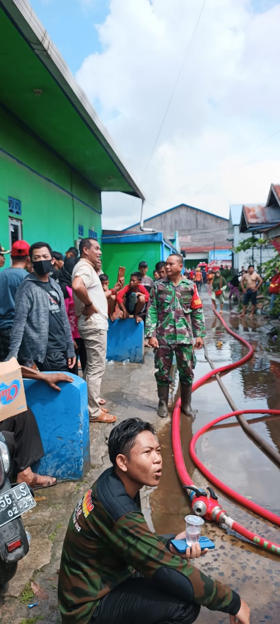 Babinsa Koramil 1015-04/Baamang Bersama Damkar Padamkan Api di Rumah Warga