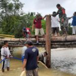 Warga dan TNI Gotong Royong Perbaiki Jembatan Yang Rusak