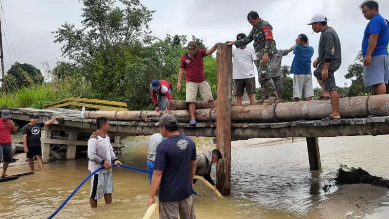 Warga dan TNI Gotong Royong Perbaiki Jembatan Yang Rusak