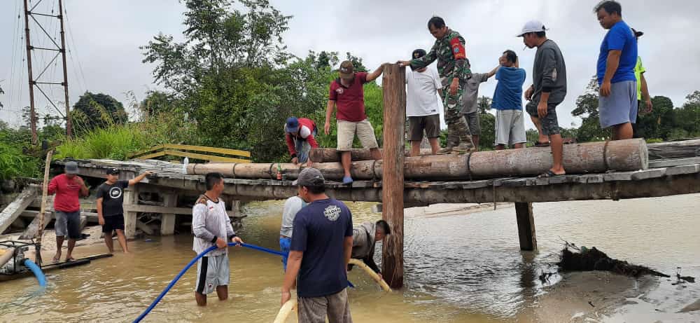 Warga dan TNI Gotong Royong Perbaiki Jembatan Yang Rusak