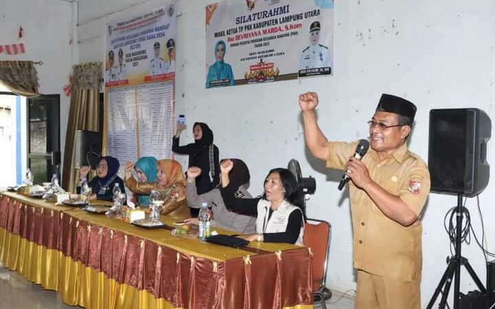 Wakil Ketua TP-PKK Kabupaten Lampung Utara, Devriyana Marda Ardian, S.Kom, Menyalurkan Bansos Program Keluarga Harapan (PKH)