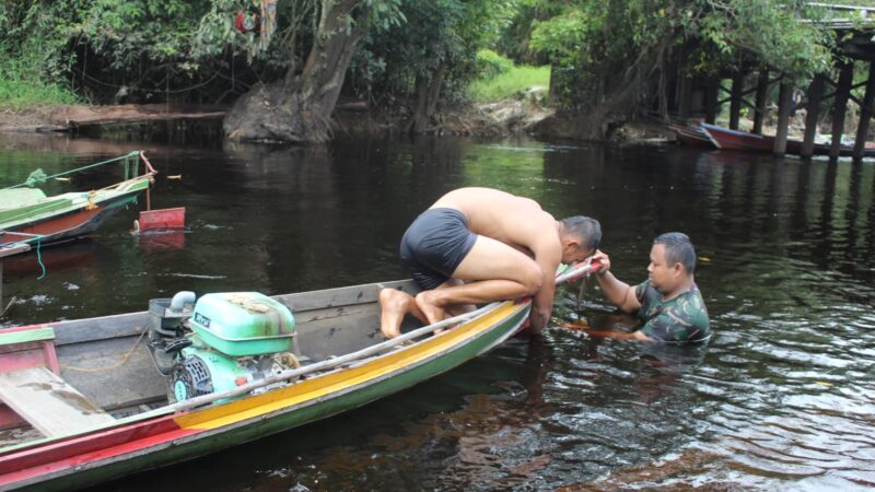 Perahu Rusak, Anggota Satgas TMMD Reguler Ke-116 Sigap Bantu Perbaiki