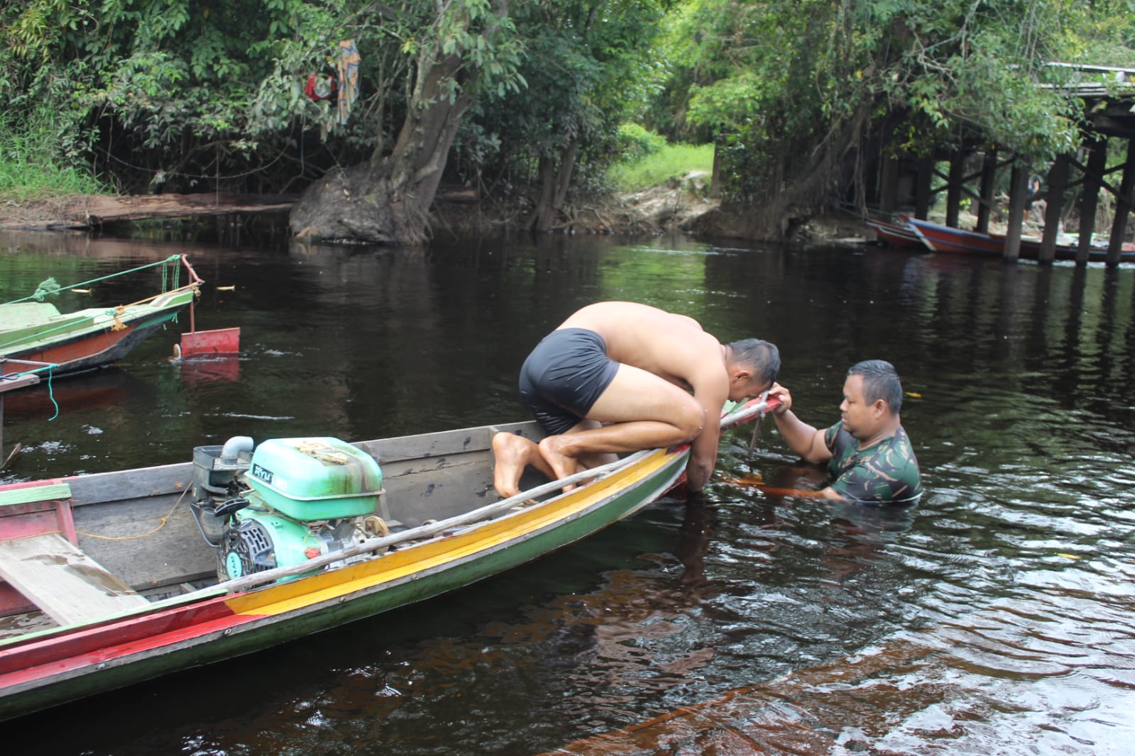 Perahu Rusak, Anggota Satgas TMMD Reguler Ke-116 Sigap Bantu Perbaiki