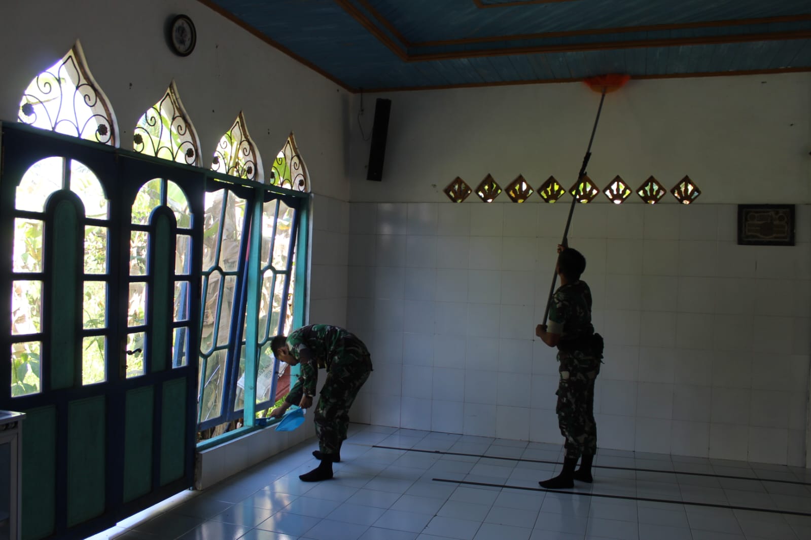 Anggota Satgas Bersihkan Masjid Di Lokasi TMMD Reguler Ke-116 Kodim 1012/Buntok