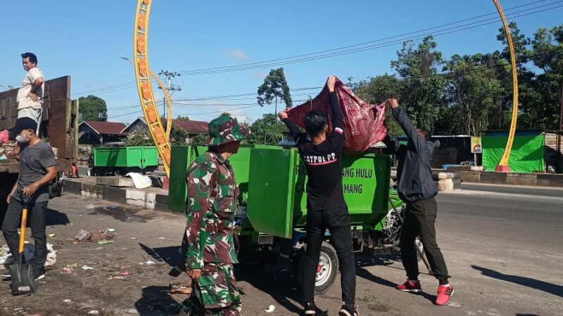 Jaga Kebersihan Lingkungan, Koramil 1015-04/Baamang Bersama Warga Laksanakan Jumat Bersih