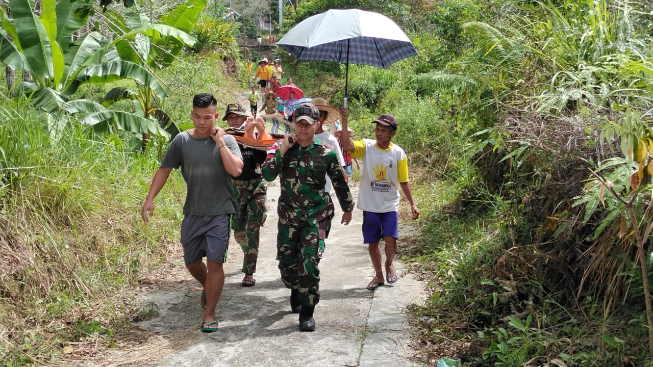 Peduli Terhadap Warga Binaan, Satgas Pamtas Yonif 645/Gardatama Yudha Bantu Tandu Warga Pasca Melahirkan