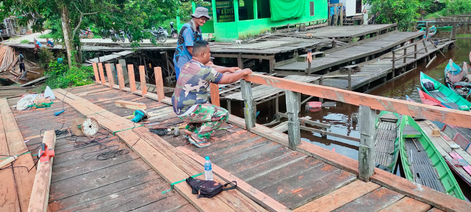 Semangat Prajurit TMMD Reguler Ke-116 Kodim 1012/Buntok Bersama Warga Bangun Jembatan