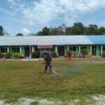 Babinsa Koramil 1015-04/MB Ketapang Bersama Dewan Guru Laksanakan Gotong Royong Bersihkan Lingkungan Sekolah