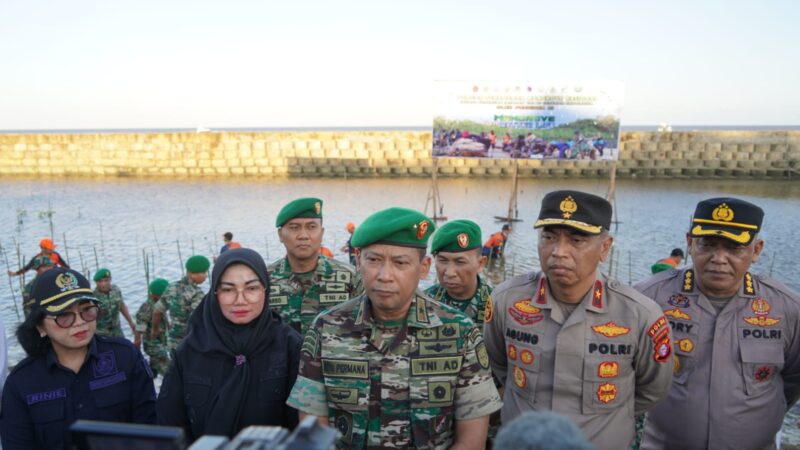 Danrem 102/Pjg Bersama Wakapolda Pimpin Penanaman Magrove Di Pantai Ujung Pandaran