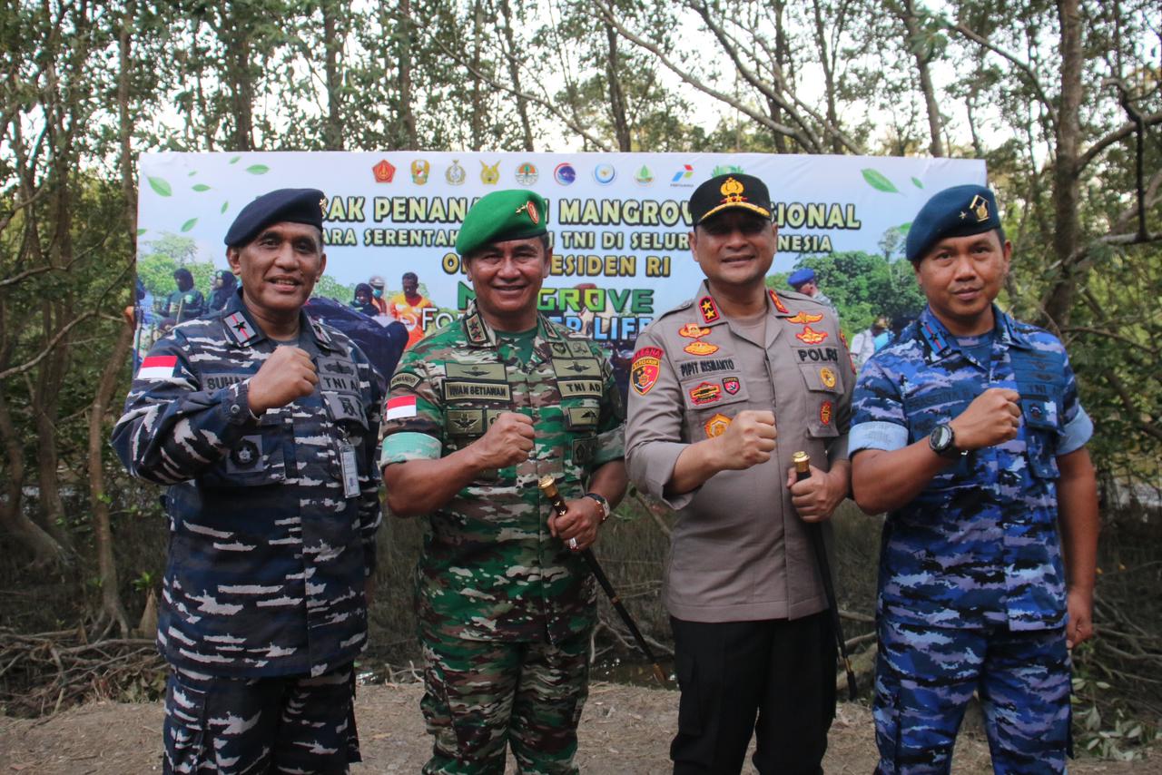 Jaga Ekosistem Pesisir, Pangdam XII/Tpr Pimpin Penanaman Mangrove Nasional Secara Serentak di Wilayah Kalbar