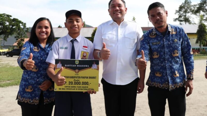 Bupati Serahkan Bantuan Pemkab Pakpak Bharat Bagi 13 Siswa SMPN 1 Salak Yang Berprestasi