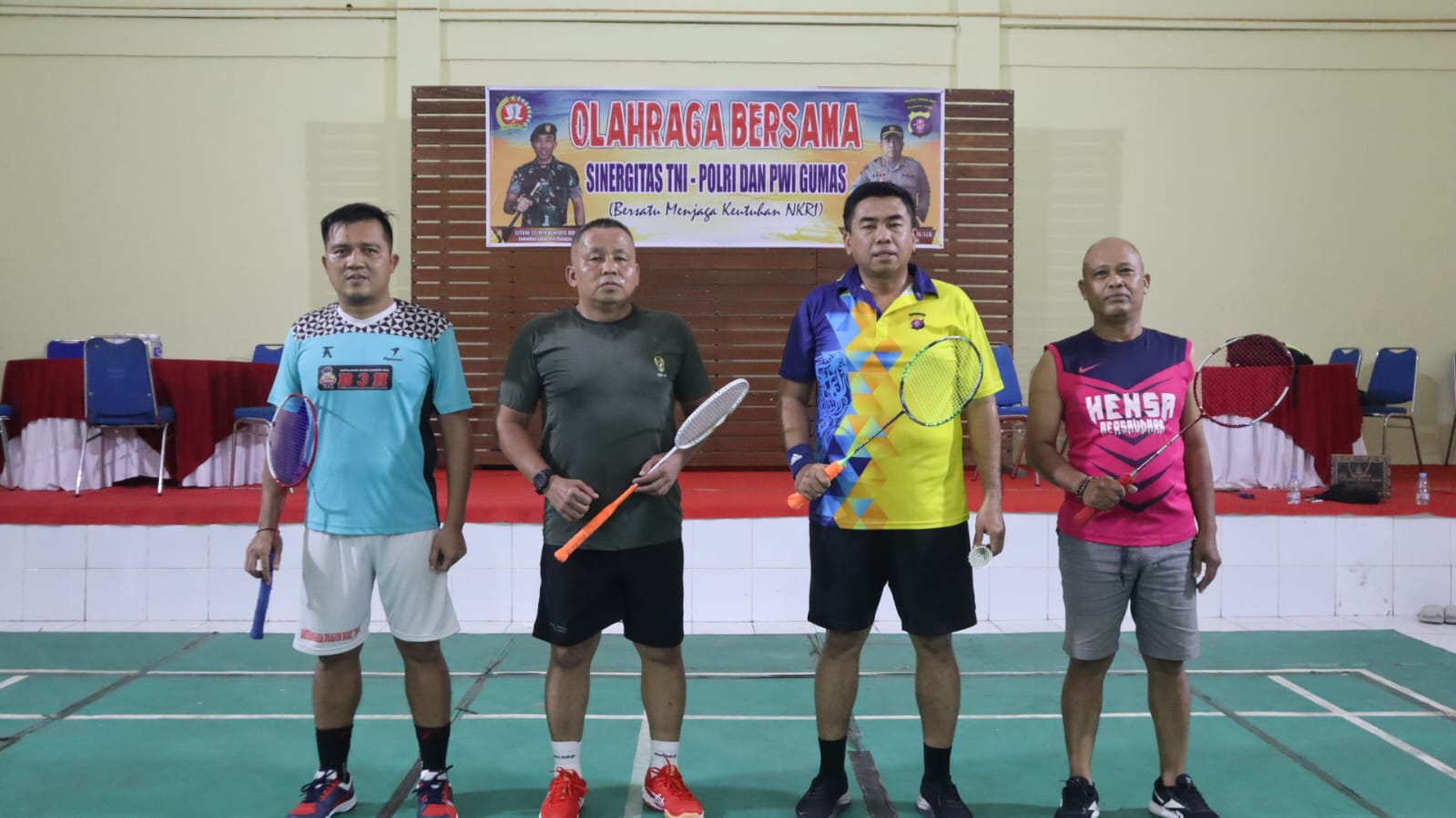 Pabung Ikuti Olahraga Badminton Bersama Kapolres Dan PWI Gumas