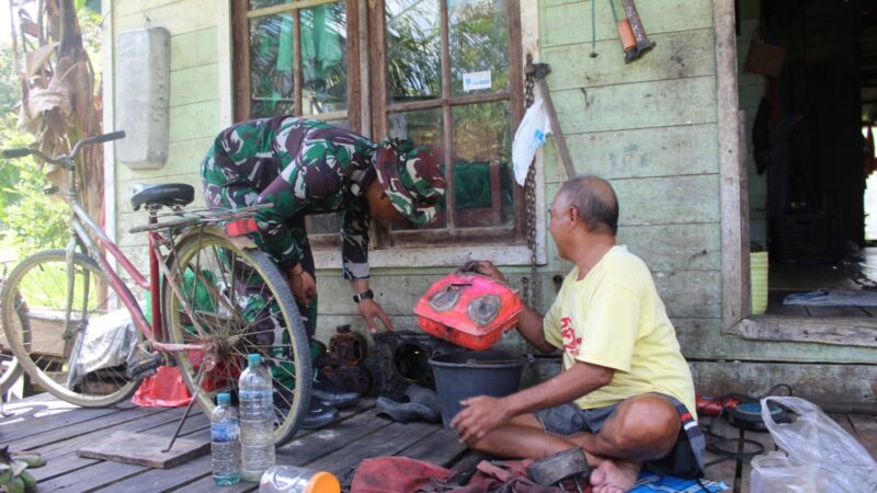 Waktu Istirahat, Satgas TMMD Reguler Ke-116 Sempatkan Bantu Warga Perbaiki Mesin Perahu