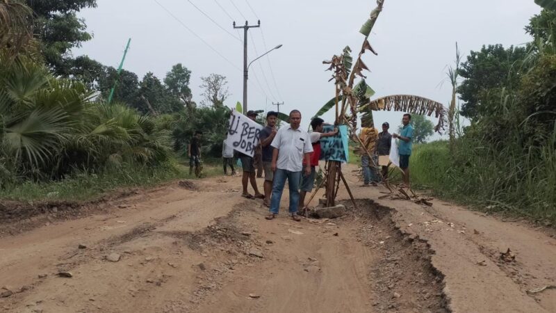 Suherman Oki Ketua Katar Kecamatan Tenjo Berharap Jalan Akses utama Segera Diperbaiki Untuk Kenyamanan wilayah.