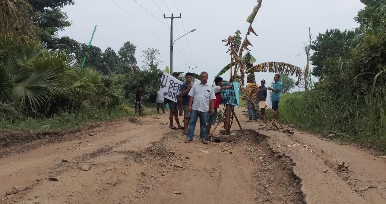 Suherman Oki Ketua Katar Kecamatan Tenjo Berharap Jalan Akses utama Segera Diperbaiki Untuk Kenyamanan wilayah.