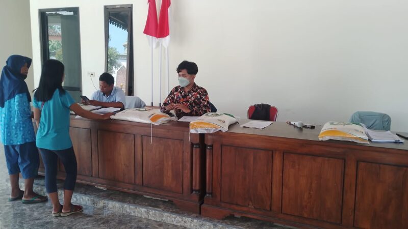 Kades dan Sekdes Desa Pangkur Ngawi Dampingi Penyaluran Bantuan Beras Bulog di Kantor Desa