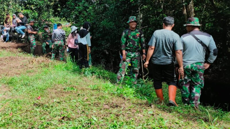 Antisipasi Banjir, Satgas TMMD Reguler Ke-116 Kodim 1012 /Buntok Bersama Warga Bersihkan Aliran Sungai