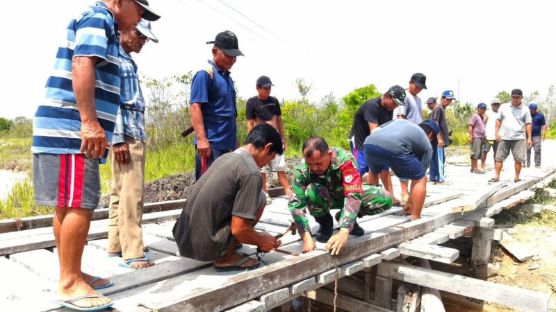 Babinsa Koramil 1016-06/Kurun Bersama Warga Perbaiki Jembatan