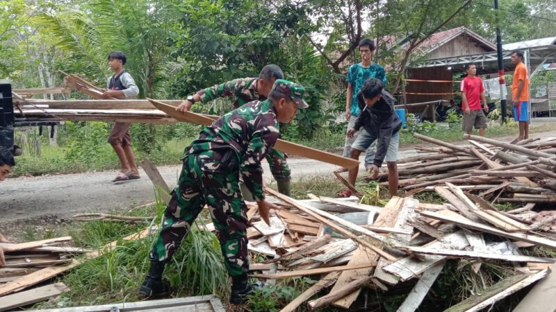 Jaga Kebersihan, Anggota Satgas TMMD Reguler Ke-116 Bantu Warga Buang Sampah Kayu