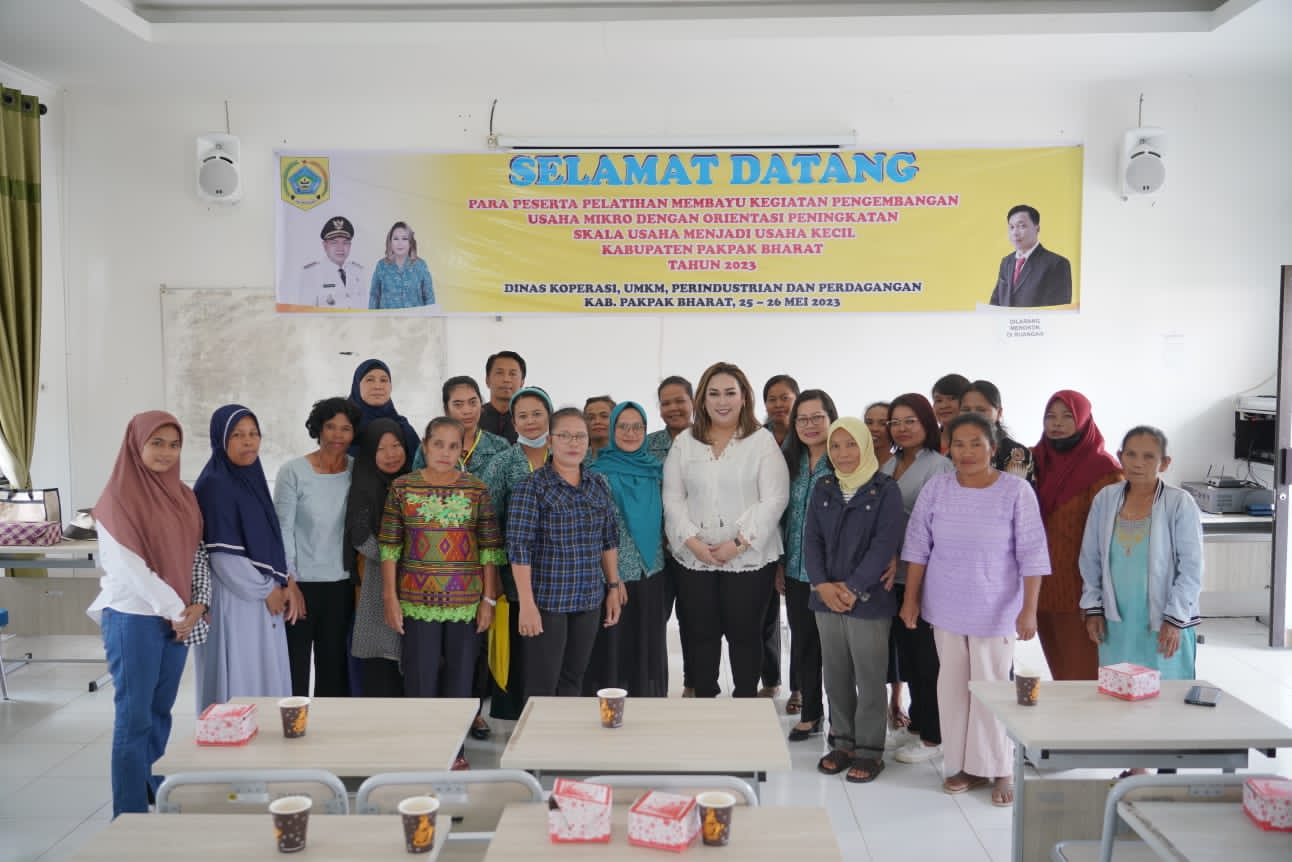 Ketua Dekranasda Pakpak Bharat Buka Pelatihan Menganyam.