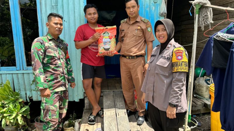 Babinsa 1015-03/MB Ketapang Bersama Babinkamtibmas Dampingi Kepala Desa Serahkan Bantuan