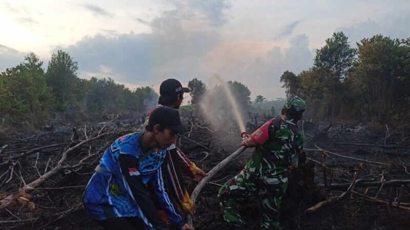 Babinsa Petuk Katimpun Bersama Aparat Terkait Padamkan Kebakaran Lahan