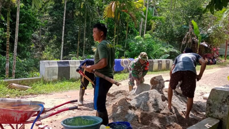 Babinsa Koramil Kahut Bersama Kades dan Warga Perbaiki Jalan Yang Rusak