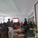 Babinsa Koramil Pahandut Dampingi Penyaluran Bansos Beras Dari PT Pos Indonesia