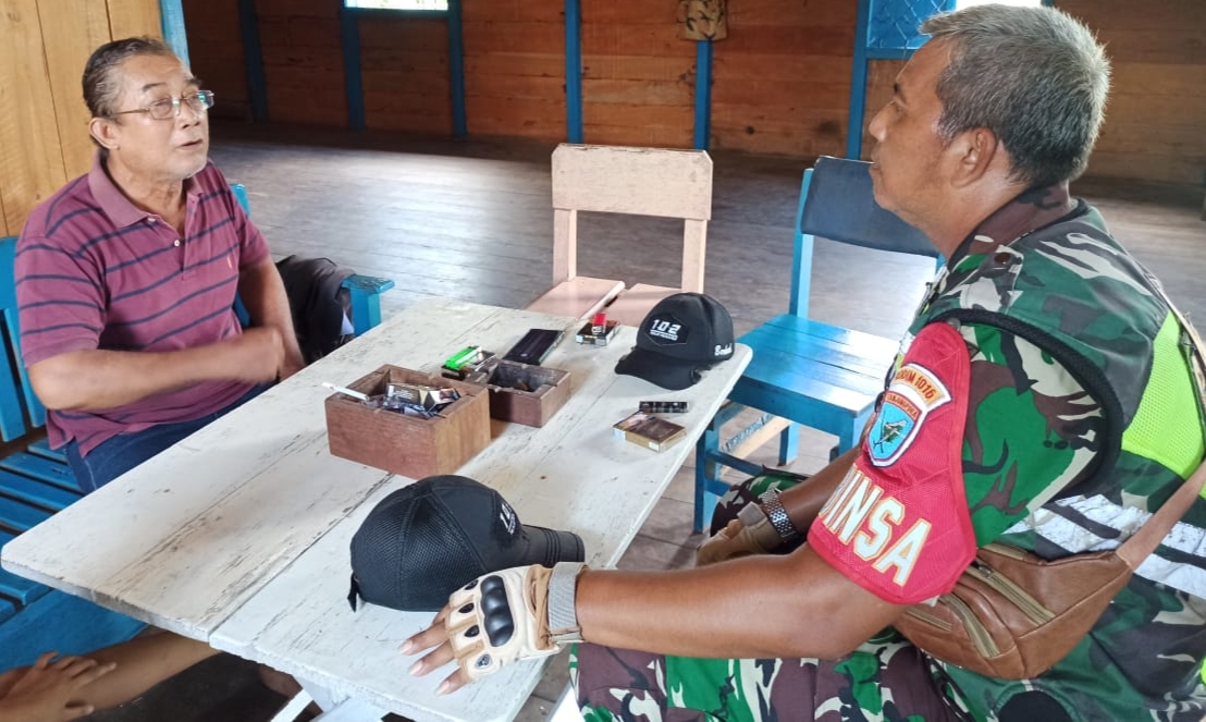 Datangi Tokoh Masyarakat, Babinsa Koramil Rungan Ajak Warga Peduli Lingkungan