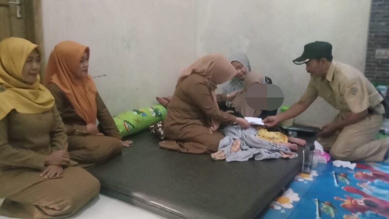Keluarga Besar UPASP KecamatanBandung Tulungagung Serahkan Langsung Donasi Untuk Warga Desa Mergayu