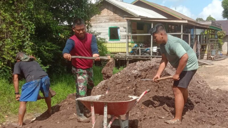 Gunakan Gerobak Arco, Satgas Bersama Warga Angkut Tanah Di Lokasi TMMD Reguler Ke-116