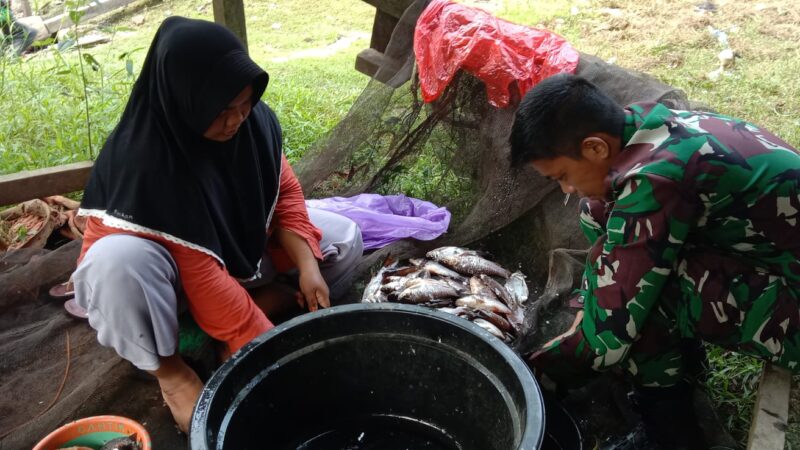 Sarana Perkuat Silaturahmi, Anggota Satgas TMMD Reguler ke-116 Bersihkan Ikan Untuk Di Masak Bersama Warga