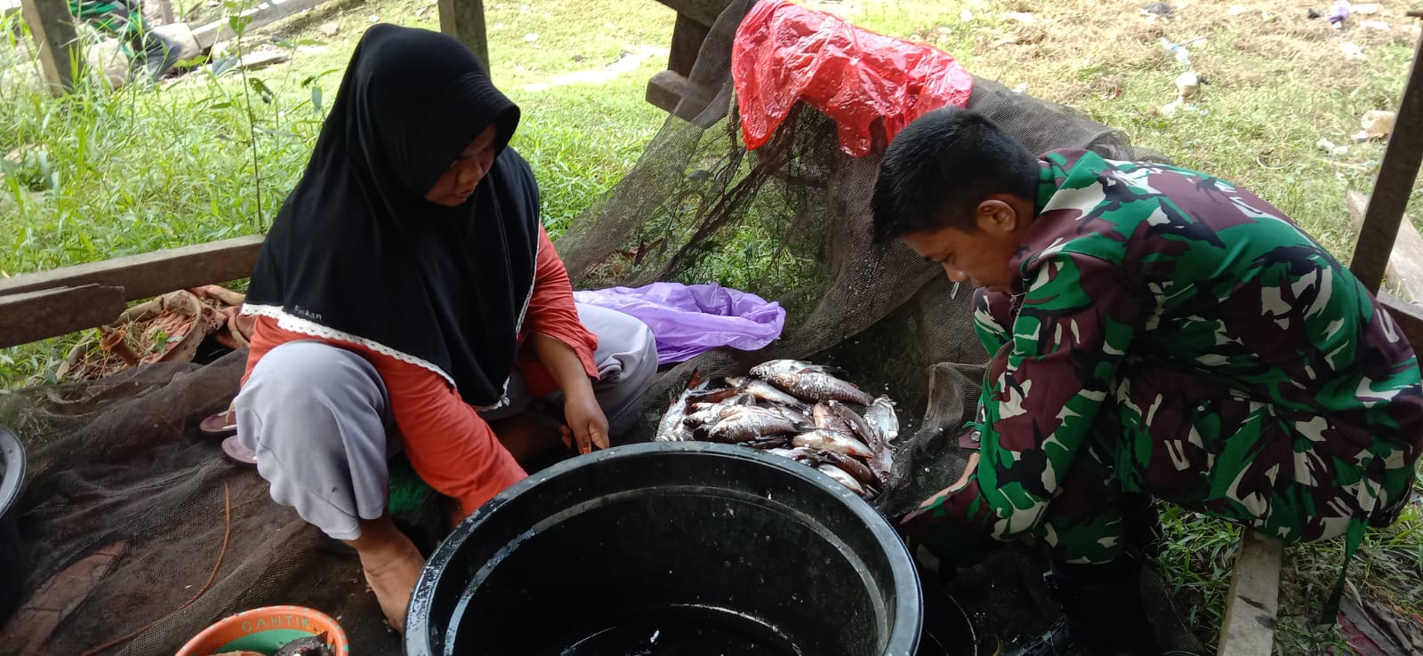 Sarana Perkuat Silaturahmi, Anggota Satgas TMMD Reguler ke-116 Bersihkan Ikan Untuk Di Masak Bersama Warga