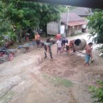 Babinsa Koramil Kahut Bersama Warga Gotong Royong Perbaiki Jalan Kampung