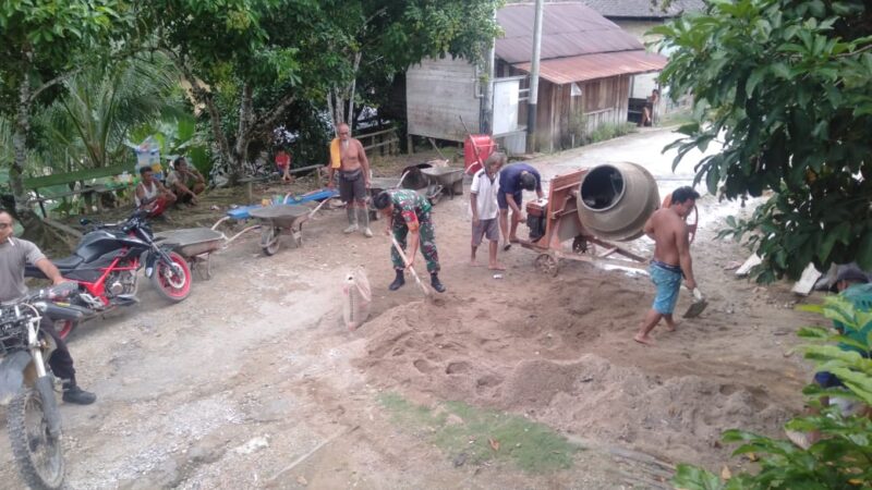 Babinsa Koramil Kahut Bersama Warga Gotong Royong Perbaiki Jalan Kampung