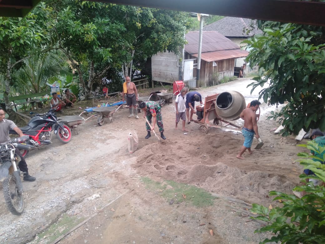 Babinsa Koramil Kahut Bersama Warga Gotong Royong Perbaiki Jalan Kampung