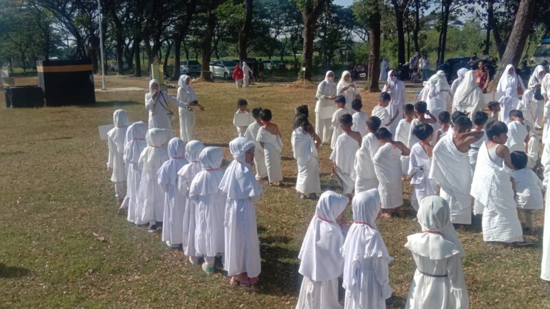 PAUD SABILA KABUPATEN PONOROGO MEMPERKENALKAN RUKUN ISLAM YANG KE LIMA SEMENJAK DI USIA DINI.