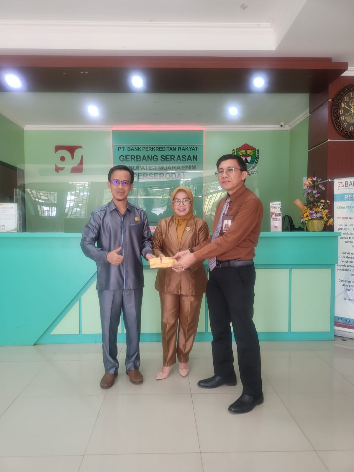 Peduli Pendidikan, BPR Gerbang Serasan Melalui Dana CSR Memberikan Bantuan Program Beasiswa Santri